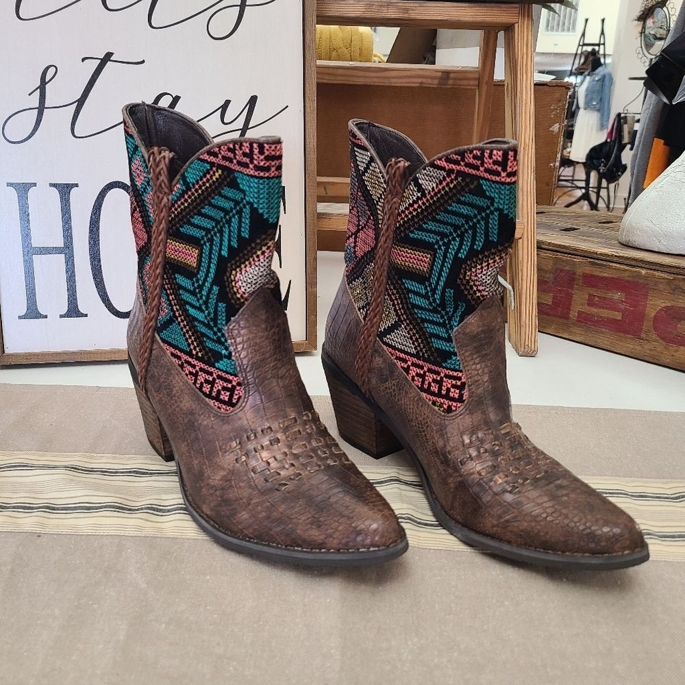 Very Volatile Colorful Cross-stitch Cowgirl Boots Size 9